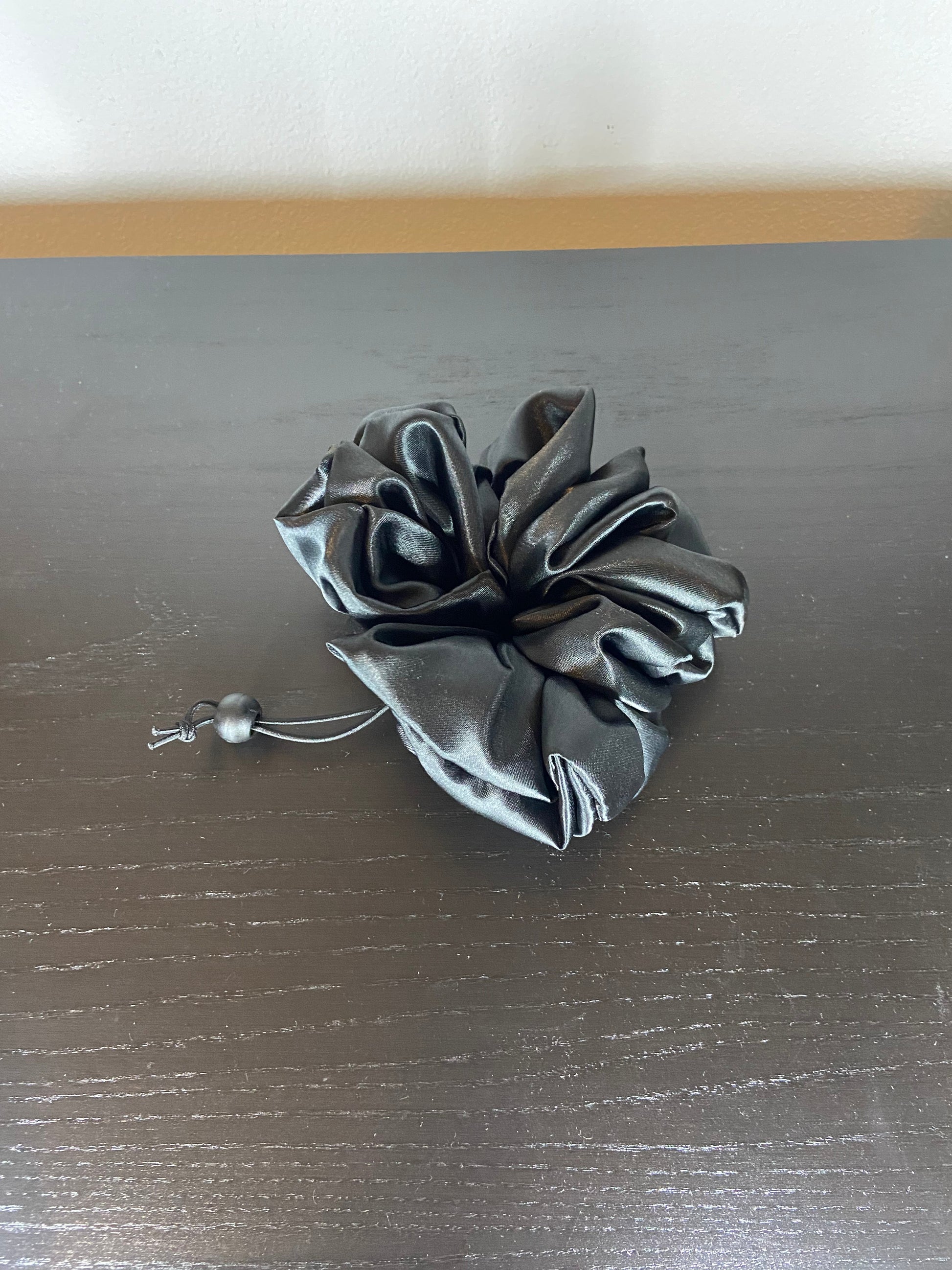 Zwarte Silk Scrunchie